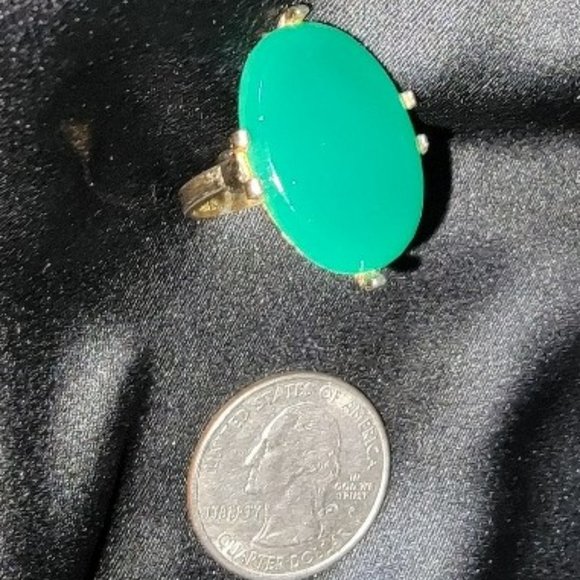 Vintage Green Stone Gold Tone Metal Ring - Picture 3 of 8